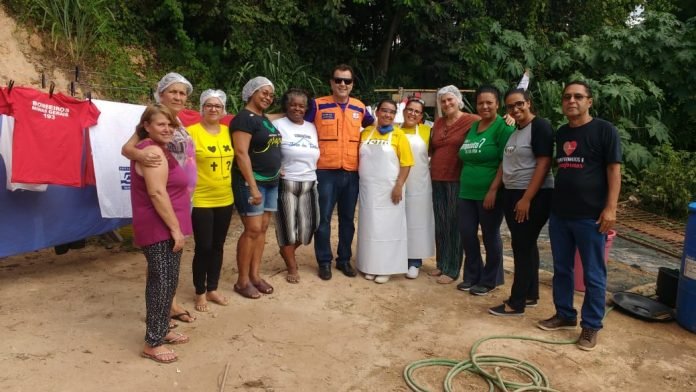 Voluntários se revezam para entregar as roupas aos bombeiros limpas. Secretário nacional de Defesa Civil, coronel Alexandre Lucas, visitou o espaço e elogiou a iniciativa. Foto: Defesa Civil/ Divulgação.