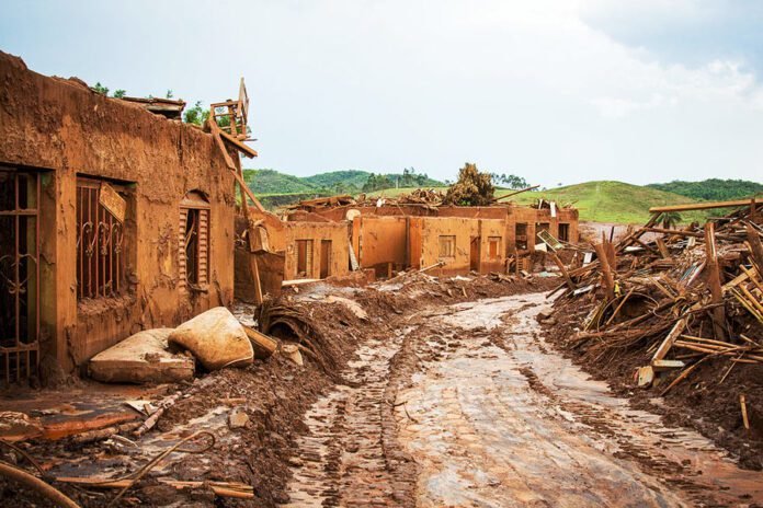 Bento Rodrigues coberta com lama da barragem - Foto: Romerito Pontes/Wikimedia