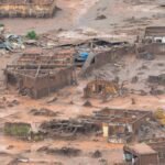 Rompimento da barragem de Fundão destruiu o distrito de Bento Rodrigues e provocou inúmeros danos ambientais. Foto: Agência Brasil.