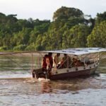 Canoa movida a energia solar em rios equatorianos. Foto: Martina Avilés.