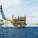 Plataforma de petróleo usada para queimar gás natural excedente. Foto: think4photop / Shutterstock.com.