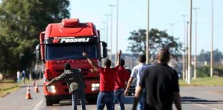 Porto de Santos continua com acesso bloqueado devido à greve