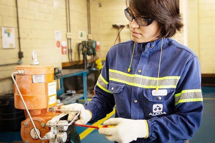 Amanda Moreira, técnica Eletroinstrumentista da Fábrica da Alcoa Poços de Caldas.