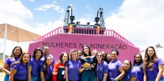 Em parceria com a Anglo American, Komatsu entrega trator montado por time 100% feminino